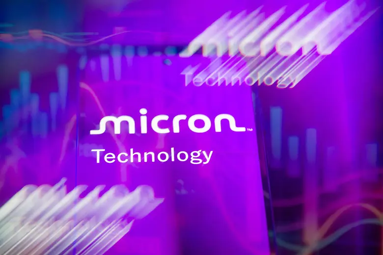 Weißer Schriftzug Micron Technology auf violettem Hintergrund, darüber und darunter verwischte helle Wiederholungen des Schriftzugs.