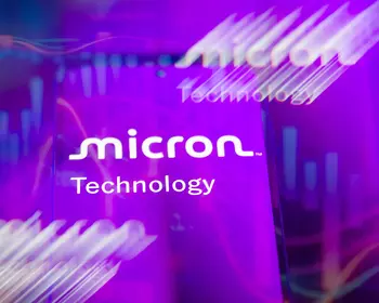 Weißer Schriftzug Micron Technology auf violettem Hintergrund, darüber und darunter verwischte helle Wiederholungen des Schriftzugs.
