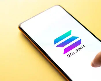 Solana-Logo auf dem Display eines Smartphones