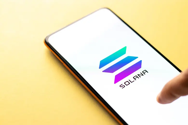 Solana-Logo auf dem Display eines Smartphones