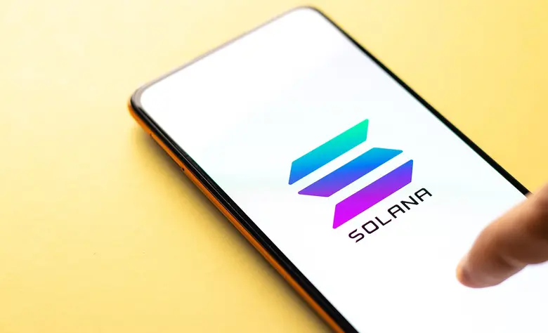 Solana-Logo auf dem Display eines Smartphones