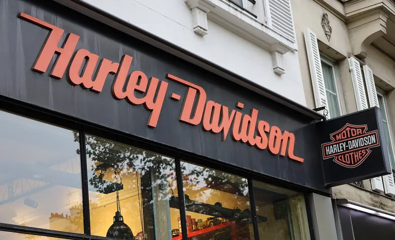 Harley-Davidson-Geschäft mit Logo an der Fassade in Paris.