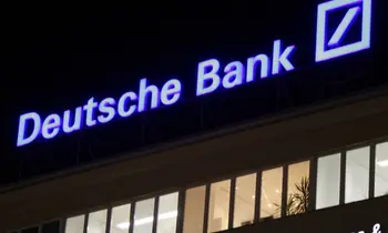 Deutsche Bank-Logo auf Fassade. 