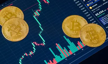 (Foto: Bitcoin-Münzen und Chartbild)