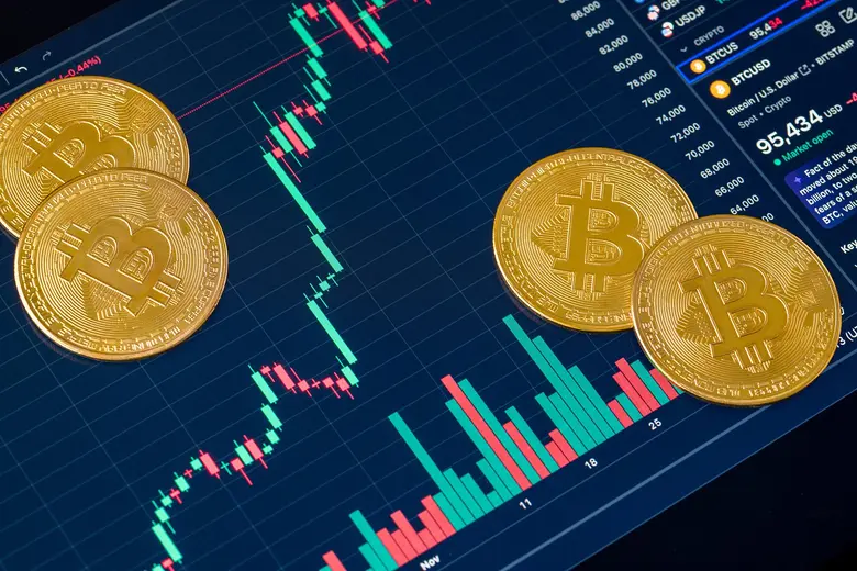 Bitcoin-Münzen vor Kurs-Chart.