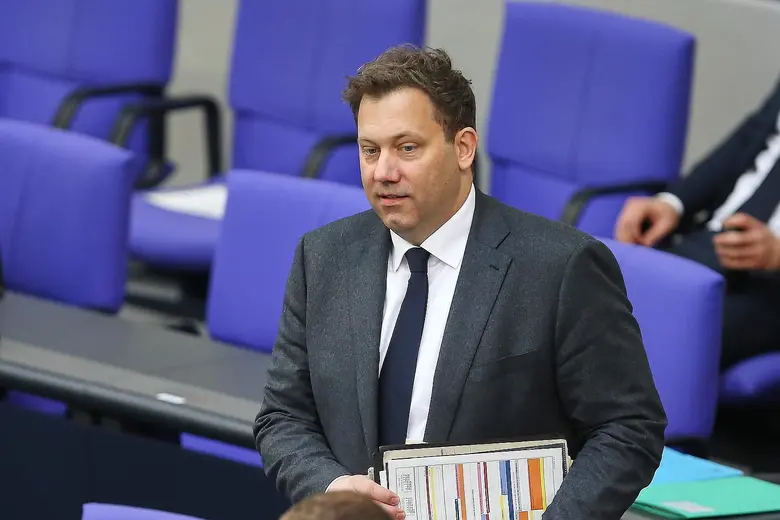 Lars Klingbeil steht im Bundestag mit Unterlagen in der Hand.