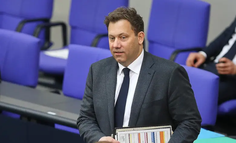 Lars Klingbeil steht im Bundestag mit Unterlagen in der Hand.