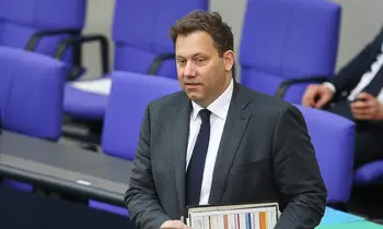 Lars Klingbeil steht im Bundestag mit Unterlagen in der Hand.