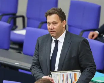 Lars Klingbeil steht im Bundestag mit Unterlagen in der Hand.
