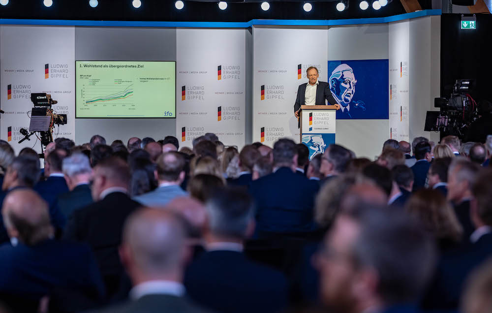 Redner vor Publikum bei einer Konferenz.