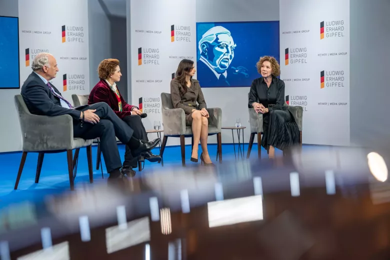 Wie man Europa 2023 gestaltet, thematisiert die Diskussionsrunde mit (v.l.) Moderator Ansgar Graw, Nicola Beer, Anahita Thoms und Petra Wicklandt (Foto: WEIMER MEDIA GROUP).