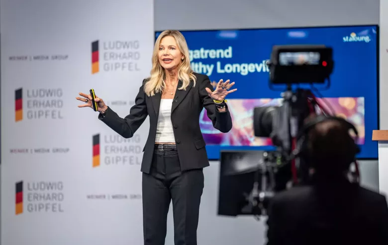 TV-Moderatorin und Buchautorin Nina Ruge klärt das Publikum über Mythen und Fakten rund um Healthy Longevity auf (Foto: WEIMER MEDIA GROUP).