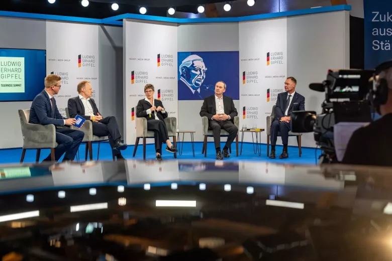 Über Ordnung statt Überregulierung diskutieren auf dem Ludwig-Erhard-Gipfel (v.l.): Thorsten Giersch, Clemens Fuest, Annegret Kramp-Karrenbauer, Hubert Aiwanger und Frank Walthes (Foto: WEIMER MEDIA GROUP).