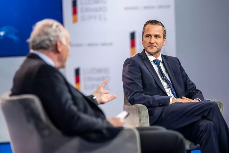 Moderator Ansgar Graw (l.) freut sich mit Michael Müller, Leiter Unternehmensstrategie bei Audi, unter anderem über den gelungenen Start von Audi bei der Formel Eins (Foto: WEIMER MEDIA GROUP).