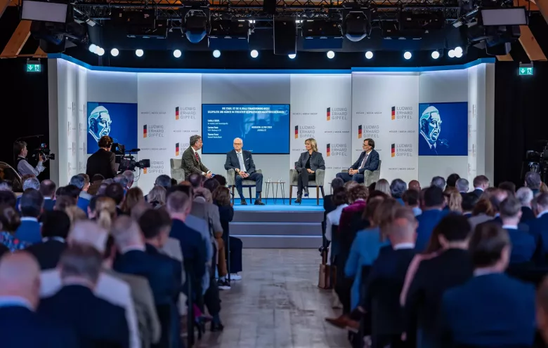 Journalist Oliver Stock diskutiert mit Finanzexpertin Carola Ferstl und den beiden Top-Bankern Carsten Klude (Warburg) und Thomas Kruse (Amundi Deutschland) über Finanzmärkte und Finanzordnung. (Foto: WEIMER MEDIA GROUP)