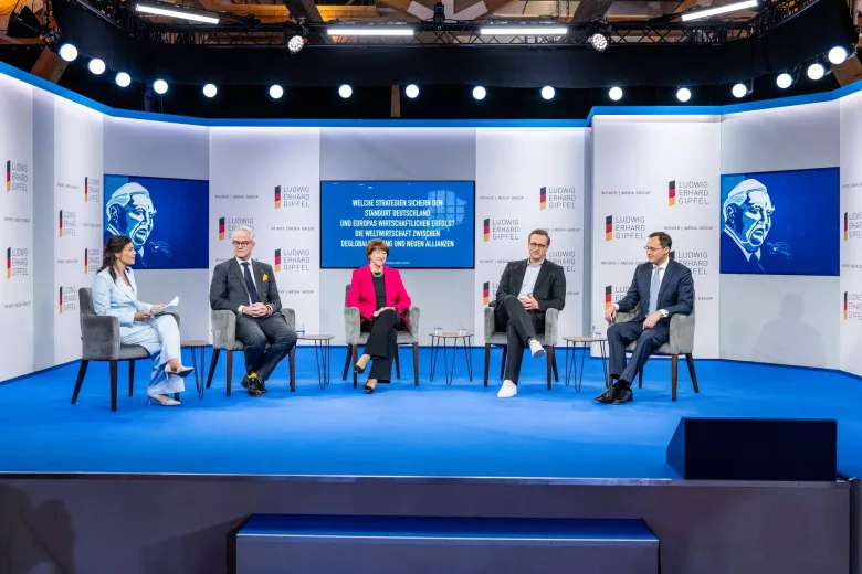 Welche Strategien den Standort sichern diskutieren auf der Bühne (v. l.) Moderatorin Isabelle Körner, Henrik Ahlers, Hildegard Müller, Peter Naumann und Patrick Trutwein (Foto: WEIMER MEDIA GROUP).