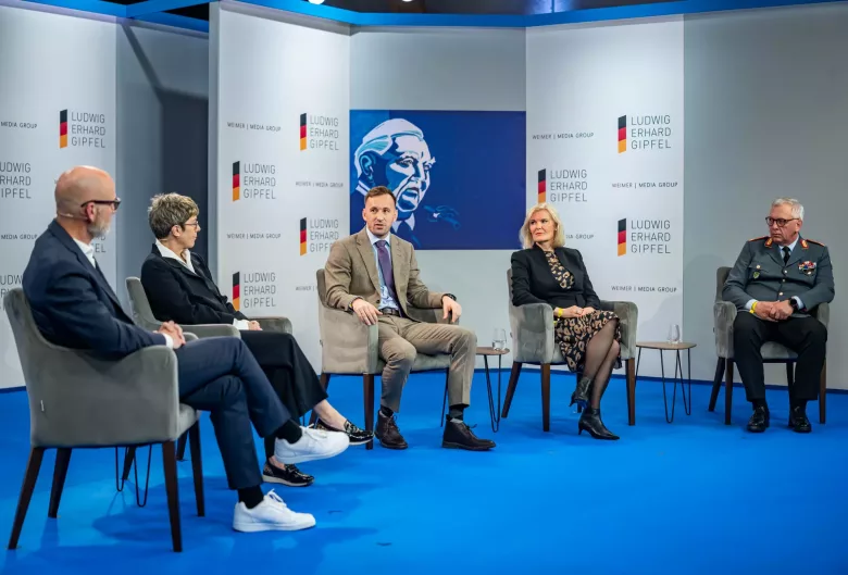 Verteidigung und Wirtschaft. Wie geht das erfolgreich zusammen? Im Gespräch mit Peter Tauber, ehemaliger Parlamentarischer Staatssekretär, diskutieren dazu Andreas Henne, Kommandeur Heimatschutzdivision der Bundeswehr, Annegret Kramp-Karrenbauer, Bundesverteidigungsministerin a. D., Rafaela Kraus, Professorin für Unternehmensführung an der Universität der Bundeswehr München und Stefan Röbel, COO & Co-Founder ARX Robotics (Foto: WEIMER MEDIA GROUP).
