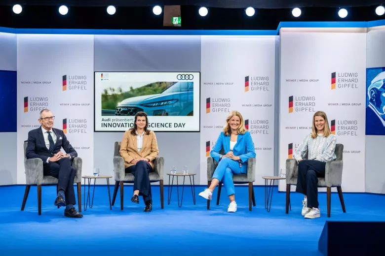 Die jüngere und ältere Generation müssen miteinander reden, finden (v. l.) Moderator Andreas Altmann, Magdalena Oehl, Susanne Nickel und Laura Bornmann (Foto: WEIMER MEDIA GROUP).