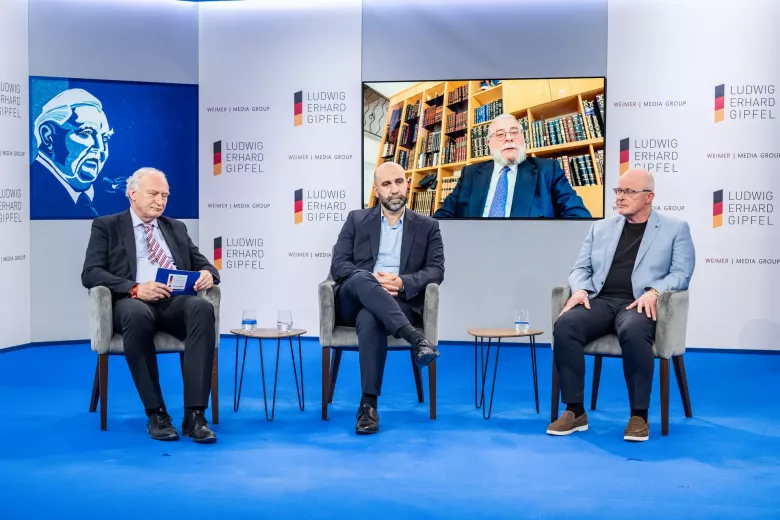 Über Antisemitismus und die Erinnerungskultur sprechen (v .l.) Moderator Ansgar Graw, Ahmad Mansour, Oberrabiner Pinchas Goldschmidt (live zugeschaltet) und Bernd Niebrügge (Foto: WEIMER MEDIA GROUP).