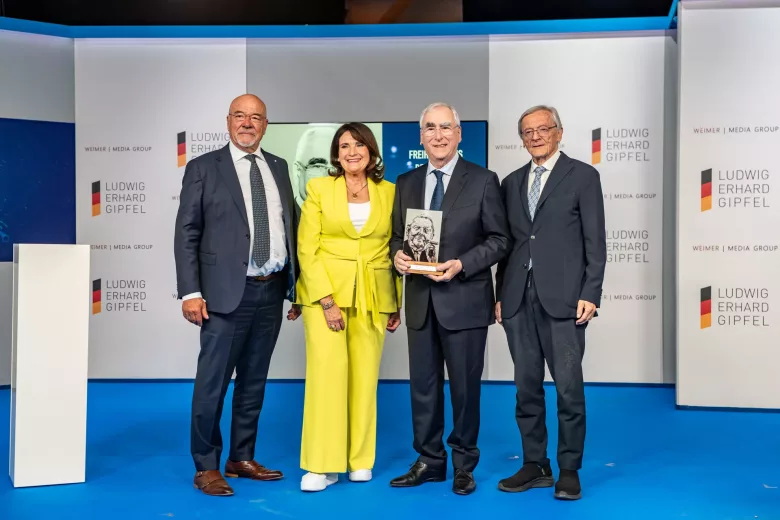 Feierstunde auf dem Ludwig-Erhard-Gipfel: die Verleihung des Freiheitspreises der Medien mit (v.l.) Wolfram Hatz, Christiane Goetz-Weimer, Preisträger Theo Waigel und Laudator Wolfgang Schüssel (Foto: WEIMER MEDIA GROUP).