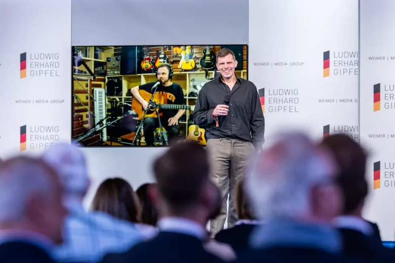 Rüdiger Linhof, Bassist der Sportfreunde Stiller und Mitinitiator des Kultur.Konvois, bei der Live-Schalte zu Musiker Alex Mazitov in die Ukraine (Foto: WEIMER MEDIA GROUP).