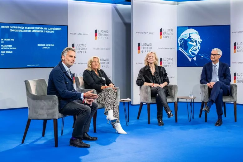 Selbstkritisch sein, und Vertrauen jeden Tag neu erarbeiten, ist die Voraussetzung für die Akzeptanz der klassischen Medien. Es diskutieren Susanne Pfab, Generalsekretärin der ARD, Valerie Weber, Vorsitzende der Geschäftsführung der Antenne Bayern Group, und David Whigham, Chefredakteur ntv, mit Moderator Oliver Stock (Foto: WEIMER MEDIA GROUP).