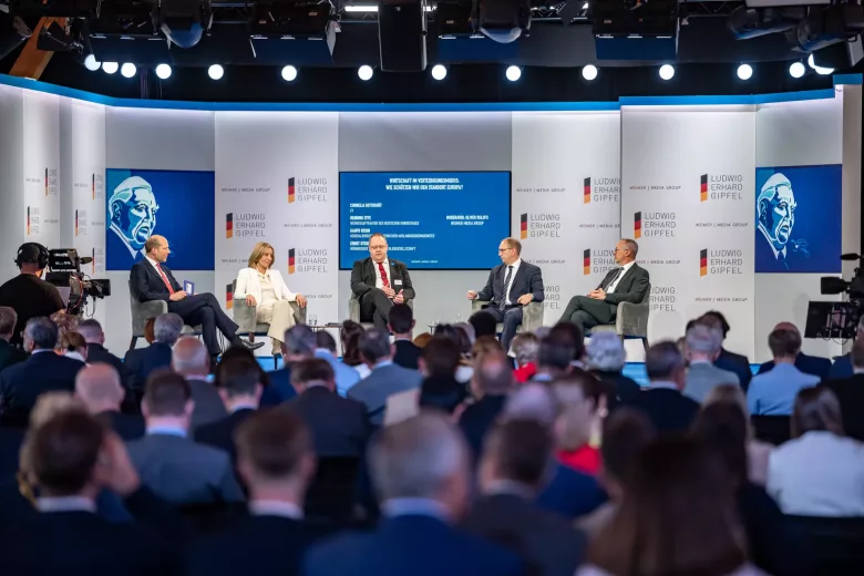 Wie man durch Verteidigung den Standort Europa schützt, diskutieren (v.l.) Moderator Oliver Rolofs und die Redner Cornelia Gottbehüt, Kaupo Rosin, Henning Otte und Ernst Steuger auf dem Ludwig-Erhard-Gipfel (Foto: WEIMER MEDIA GROUP).