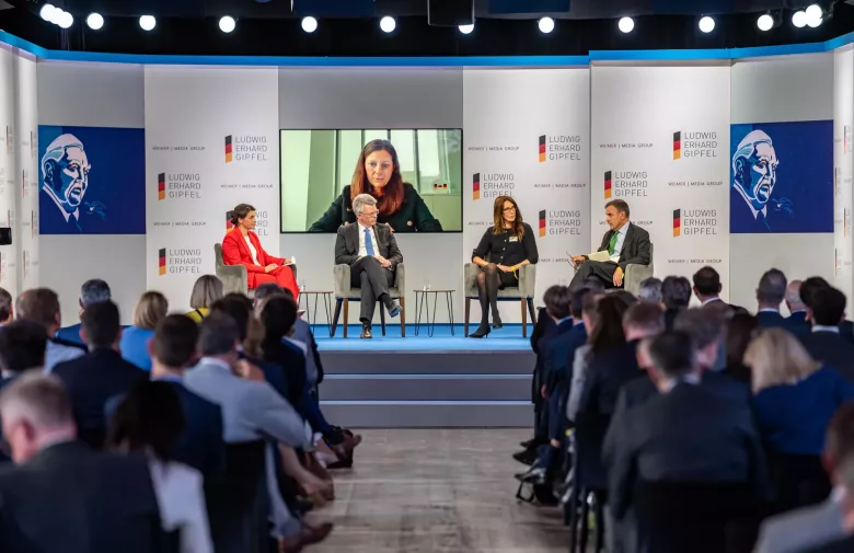 Wohin die Handels- und Industriepolitik treibt, besprechen (v.l.) Isabelle Körner, Hubertus Bardt, Yvonne Denz (live zugeschaltet), Anna Sophie Herken und Greg Hands (Foto: WEIMER MEDIA GROUP).