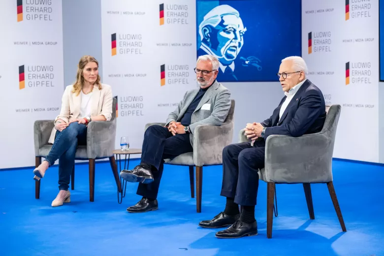 Für die Arbeit im Aufsichtsrat braucht es vor allem praktische Erfahrungen in Unternehmen, wie der Talk zwischen Frauke Holzmeier, Paul Achleitner (Mitte) und Rüdiger Grube verdeutlicht (Foto: WEIMER MEDIA GROUP).