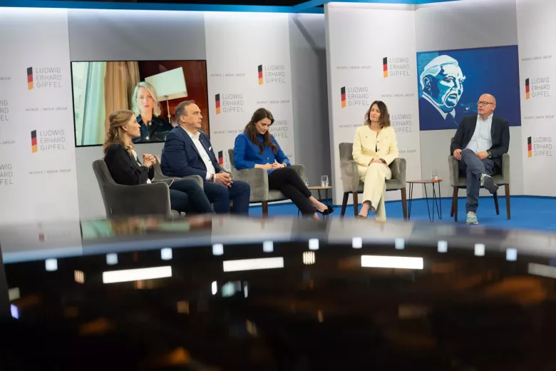 Die Voraussetzungen für KI sind in Deutschland vorhanden, es fehlt aber oft der entscheidende positive Impuls. Darüber sind sich die Teilnehmer des KI-Panels (v.l.) Moderatorin Frauke Holzmeier, Hagen Rickmann, Janna Ensthaler (live zugeschaltet), Christine Rupp und Carsten Puschmann einig (Foto: WEIMER MEDIA GROUP).