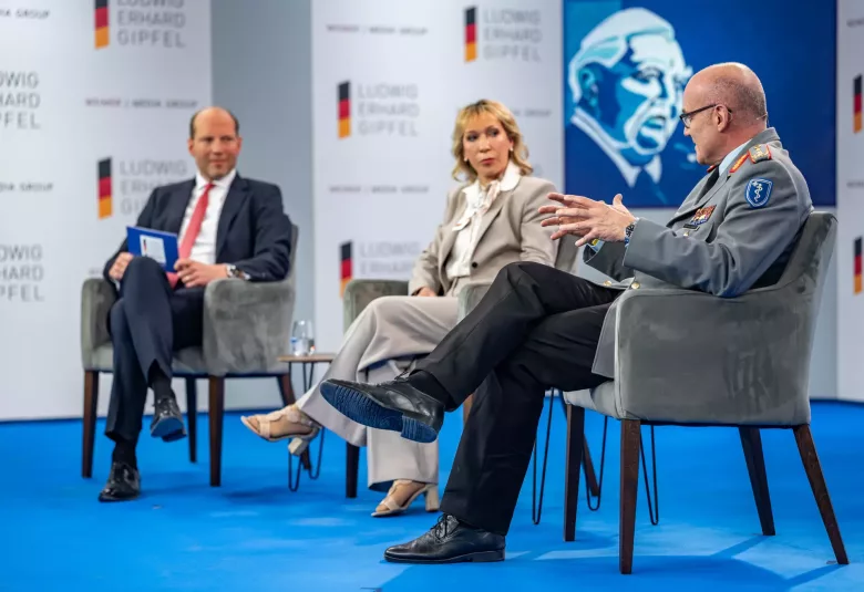Generalstabsarzt Dr. Hans-Ulrich Holtherm, Kommandeur Sanitätsakademie der Bundeswehr, und Heidrun Irschik-Hadjieff, Vorsitzende der Geschaftsführung Sanofi Deutschland im Gespräch mit Oliver Rolofs, Senior Advisor WEIMER MEDIA GROUP (FOTO: WEIMER MEDIA GROUP).