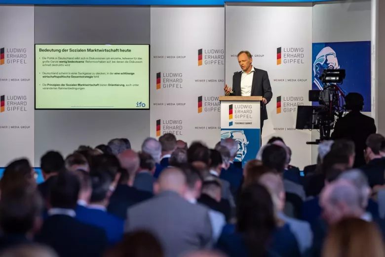 Clemens Fuest, Präsident des ifo-Instituts, stellt auf dem Ludwig-Erhard-Gipfel die Ergebnisse der neuen Studie zur Sozialen Marktwirtschaft vor (Foto: WEIMER MEDIA GROUP).