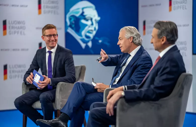 Christian Pellis, CEO Amundi Deutschland und Gerhard Wiesheu, Vorstandssprecher Bankhaus Metzler, diskutieren auf dem Gipfel: Wie lässt sich die Altersvorsoge im Land sichern? (FOTO: WEIMER MEDIA GROUP)