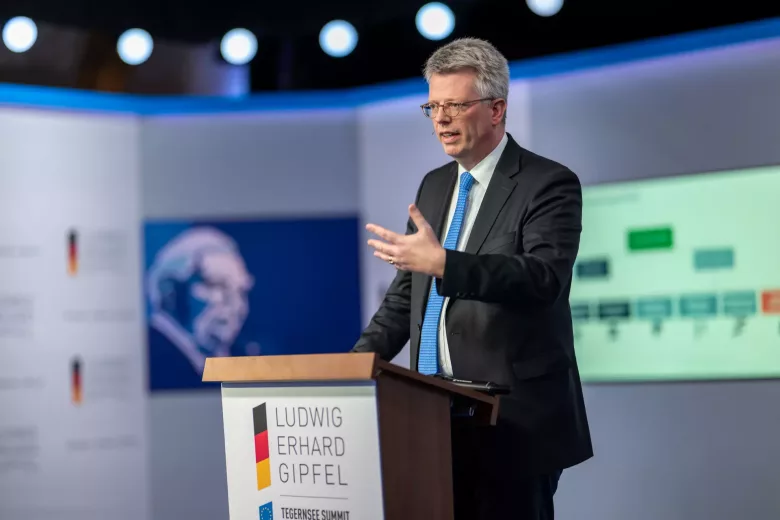 Hubertus Bardt vom Institut der deutschen Wirtschaft stellt auf dem Gipfel die vbw-Studie zu Handels- und Industriepolitik in Zeiten politischer Intervention vor (Foto: WEIMER MEDIA GROUP).