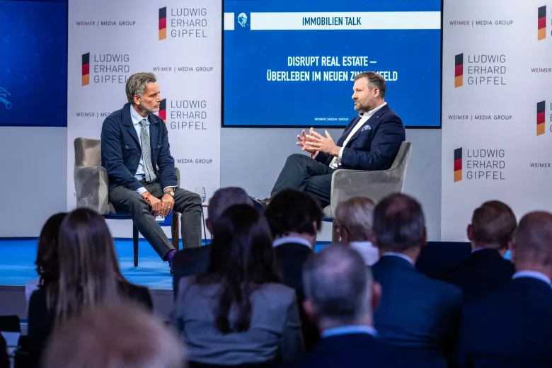 Moderator Oliver Stock (l.) und Marcel Wnendt, CEO/CFO der Bayerischen Hausbau Real Estate, diskutieren beim Immobilien Talk darüber, wie die Branche auf das Aus der paradiesischen Zeiten reagieren soll (Foto: WEIMER MEDIA GROUP).