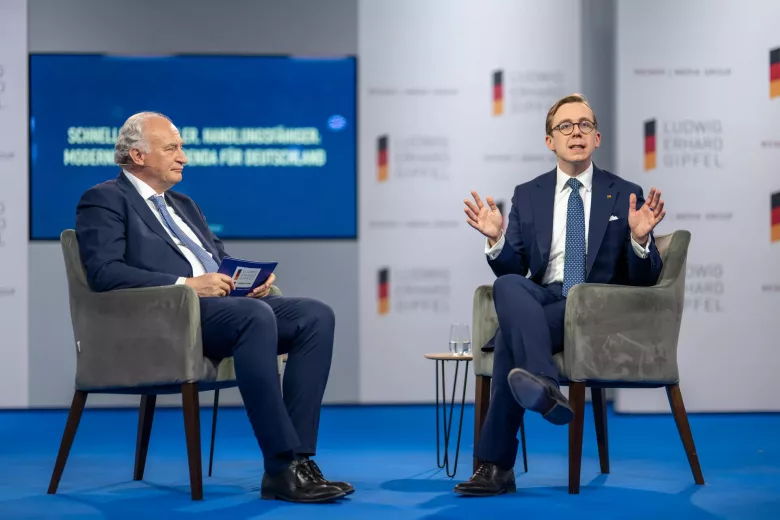 CDU-Politiker Philipp Amthor (r.) bekräftigt, dass man die Regierung an ihrer Modernisierungsagenda messen könne (Foto: WEIMER MEDIA GROUP).