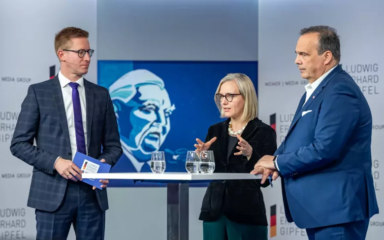 Moderator Thorsten Giersch (l.) spricht mit Agnes Heftberger von Microsoft und Hagen Rickmann von Vodafone auf dem Ludwig-Erhard-Gipfel über KI und Partnerschaften (Foto: WEIMER MEDIA GROUP),