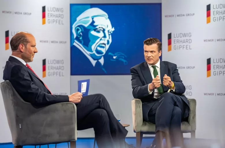 Um die unterbesetzten europäischen Streitkräfte aufzubauen, müssen laut dem Briten James Heappey (r.) alle Optionen diskutiert werden (Foto: WEIMER MEDIA GROUP).